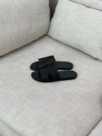 Hermès Izmir Sandal (Noir / Black)