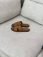Hermès Izmir Sandal (Gold / Tan)